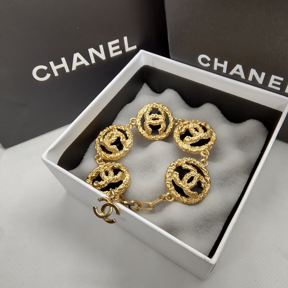 ✨Chanel CC , Chunky Golden Bracelet✨ - Picture 1 of 8